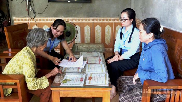 Nhiều trường hợp đi lại khó khăn, Tổ dịch vụ công lưu động hỗ trợ trực tiếp tại nhà theo nhu cầu và điều kiện thực tế - Ảnh: V.A