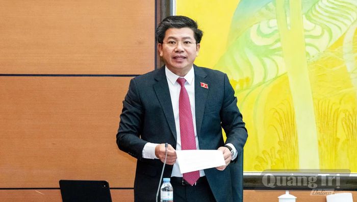 Đồng chí Trần Vũ Khiêm, Phó Bí thư Tỉnh ủy, Trưởng đoàn đại biểu Quốc hội tỉnh Quảng Trị điều hành phiên thảo luận - Ảnh: C.T.V