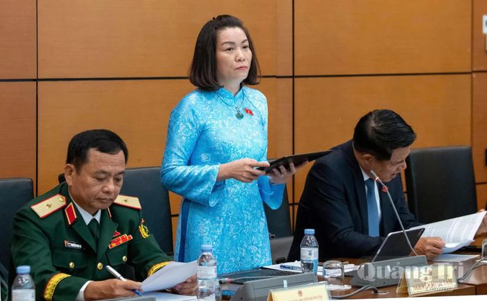 Đồng chí Nguyễn Minh Tâm, Phó trưởng đoàn chuyên trách Đoàn đại biểu Quốc hội tỉnh Quảng Trị thảo luận về các dự án luật - Ảnh: C.T.V