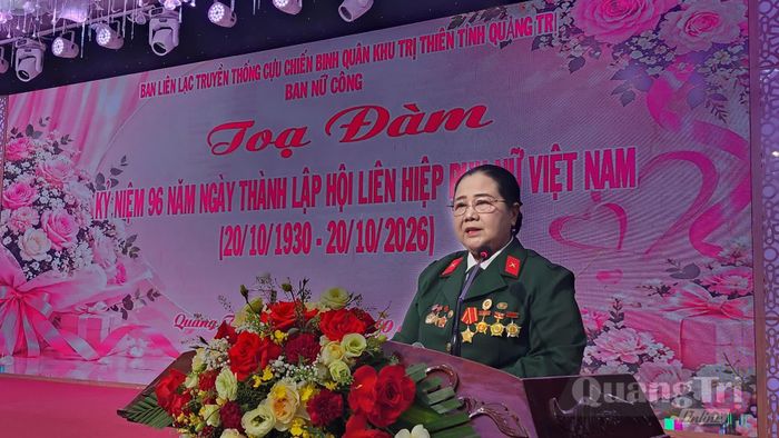 Đại diện Ban nữ công-Ban liên lạc truyền thống cựu chiến binh Quân khu Trị Thiên tỉnh phát biểu tại buổi tọa đàm - Ảnh: Tạ Hưng