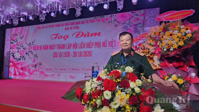 Đồng chí Thiếu tướng Lê Mai, Phó trưởng Ban Thường trực Ban liên lạc truyền thống cựu chiến binh Quân khu Trị Thiên toàn quốc phát biểu tại buổi tọa đàm - Ảnh: Tạ Hưng