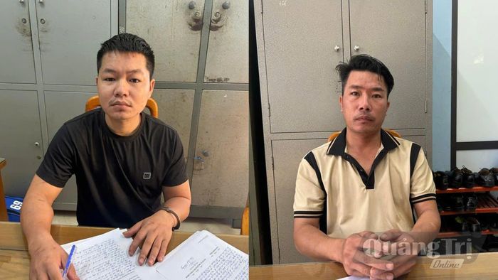 Đối tượng Thái Thanh Chương (áo đen, bên trái) và Nguyễn Thanh Hải tại cơ quan Công an - Ảnh: T.Đ