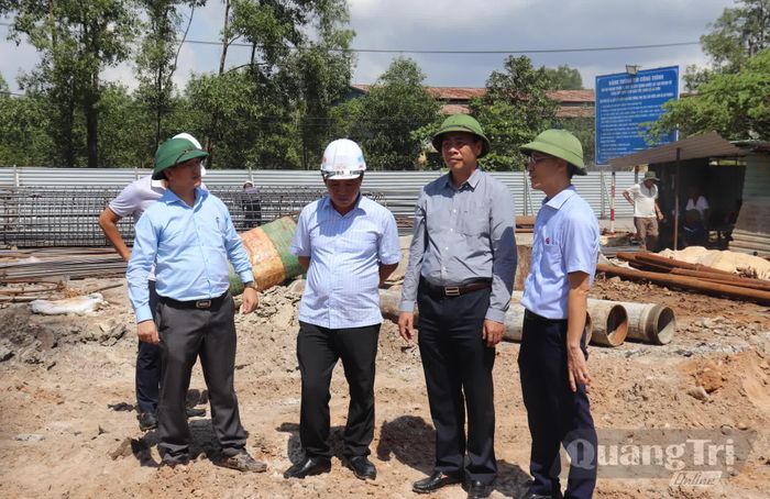 Đồng chí Nguyễn Đăng Quang, Phó Bí thư Tỉnh ủy, Chủ tịch HĐND tỉnh kiểm tra việc thi công tại khu vực cầu vượt Quốc lộ 1, điểm đầu dự án Quốc lộ 15D - Ảnh: T.P