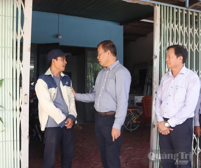 Đồng chí Nguyễn Đăng Quang, Phó Bí thư Tỉnh ủy, Chủ tịch HĐND tỉnh động viên gia đình bị ảnh hưởng sớm di dời, bảo đảm tiến độ thi công công trình - Ảnh: T.P