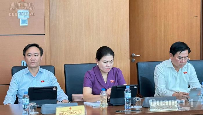 Các đại biểu Quốc hội thuộc đoàn tỉnh Quảng Trị tại phiên thảo luận tổ - Ảnh: C.T.V