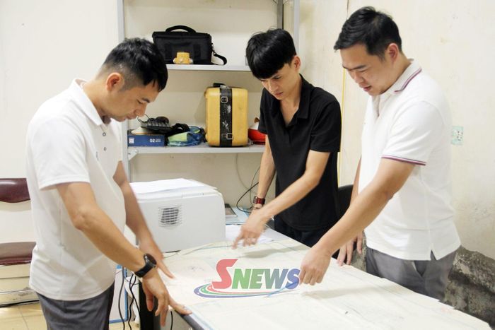 Cán bộ Chi nhánh Văn phòng Đăng ký đất đai khu vực IX rà soát bản đồ, hồ sơ địa chính phục vụ xây dựng cơ sở dữ liệu đất đai.