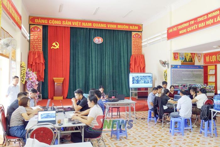 Giáo viên các trường học xã Muổi Nọi tham gia rà soát, cập nhật thông tin các thửa đất phục vụ xây dựng cơ sở dữ liệu đất đai.