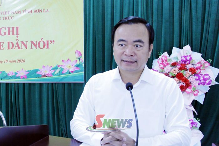 Đồng chí Hà Trung Chiến, Phó Chủ tịch Thường trực UBND tỉnh giải đáp kiến nghị tại hội nghị.