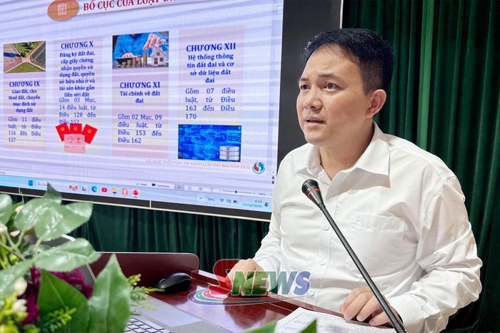 Đại diện Sở Nông nghiệp và Môi trường truyền đạt chuyên đề Luật Đất đai năm 2024.