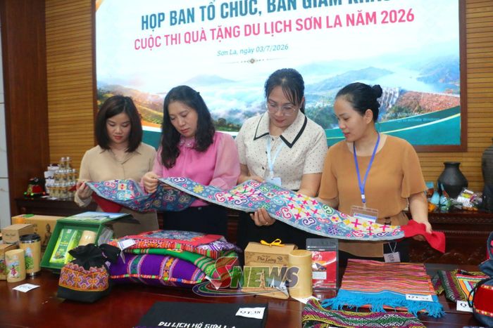 Cán bộ Sở VHTT&DL với các sản phẩm quà tặng lưu niệm.