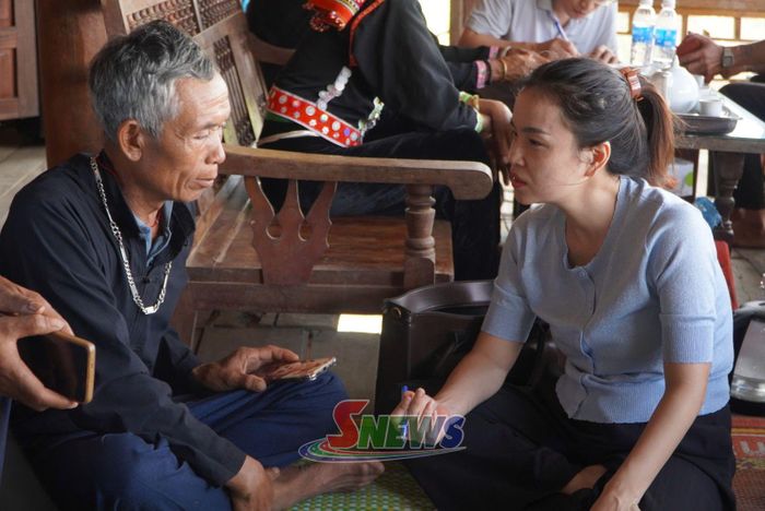 Chị Nguyễn Thị Oanh, cán bộ Phòng Quản lý Văn hóa và Gia đình, Sở VHTT&DL trong một chuyến điền dã tại cơ sở. Ảnh nhân vật cung cấp