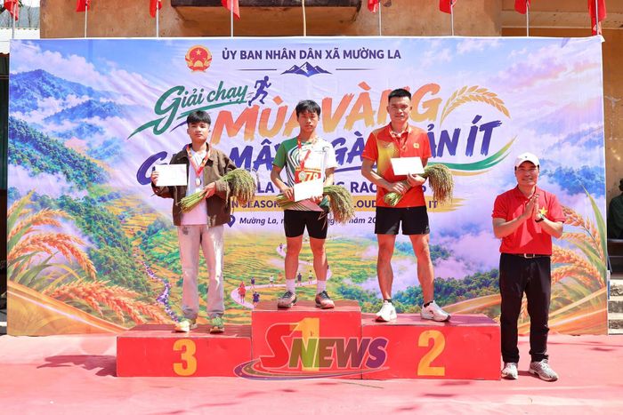 Ban tổ chức trao giải nhất, nhì, ba cho các VĐV đoạn giải ở nhóm tuổi 14  - 45 tuổi nam