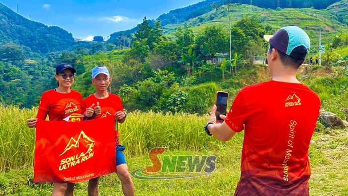 Các VĐV checkin tại những ruộng lúa chín trên đường chạy