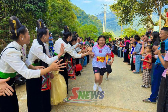 Giải chạy thu hút đông đảo nhân dân tới cổ vũ