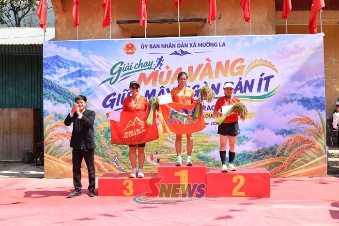 Ban tổ chức trao giải nhất, nhì, ba cho các VĐV đoạn giải ở nhóm trên 46 tuổi nữ