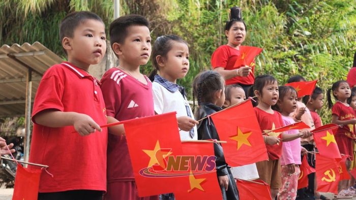 Các em nhỏ cổ vũ các VĐV