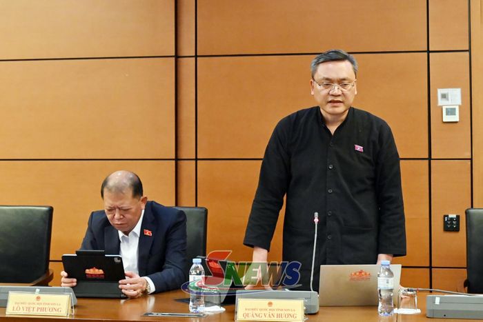 Đại biểu Quàng Văn Hương phát biểu.