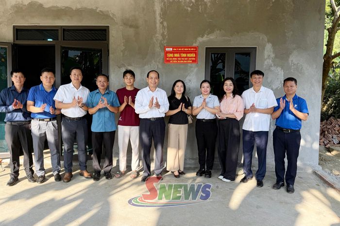Công ty Bảo Việt Nhân thọ gắn biển, trao nhà tình nghĩa cho hộ gia đình bà Tẩn Thị Náy, bản Phiêng Bay, xã Mường Chiên.