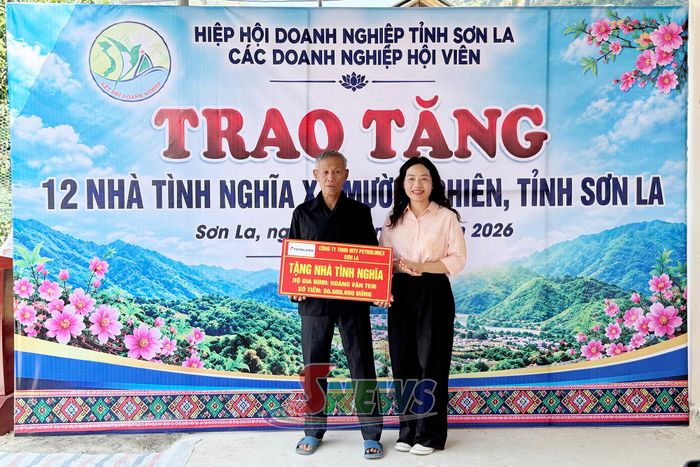 Công ty TNHH MTV Petrolimex Sơn La trao biểu trưng nhà tình nghĩa cho hộ gia đình ông Hoàng Văn Tem,ản Nà Mùn, xã Mường Chiên.