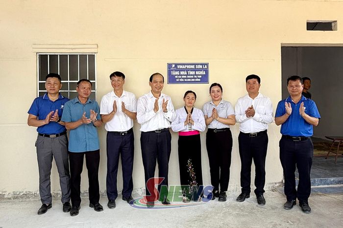 VNPT Sơn La gắn biển và trao nhà tình nghĩa cho hộ gia đình chị Hoàng Thị Thịn, bản Mường Chiên, xã Mường Chiên.