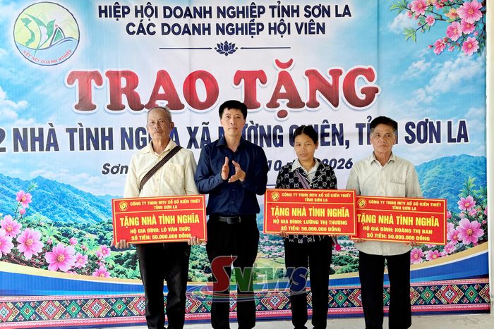 Công ty TNHH MTV Xổ số kiến thiết Sơn La trao biểu trưng nhà tình nghĩa cho 3 hộ gia đình.