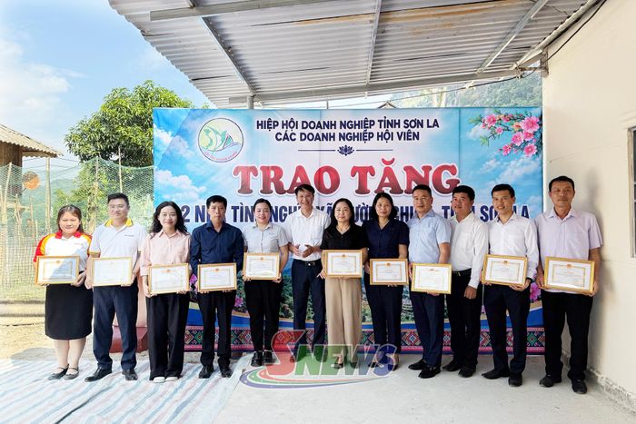 UBND xã Mường Chiên tặng giấy khen cho các tập thể có thành tích trong xóa nhà tạm.
