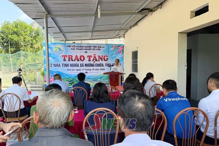 Hiệp hội Doanh nghiệp tỉnh Sơn La bàn giao 12 nhà tình nghĩa cho các hộ nghèo.
