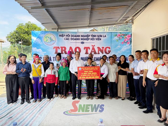 Trao biểu trưng hỗ trợ nhà tình nghĩa cho 12 hộ gia đình hoàn cảnh khó khăn tại xã Mường Chiên.