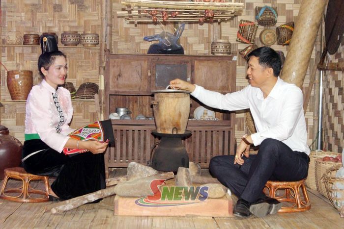 Đại biểu trải nghiệm không gian văn hóa Thái tại Ngày hội.