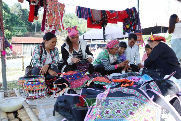 Nhân dân mua sắm tại Chợ phiên Pha Đin.