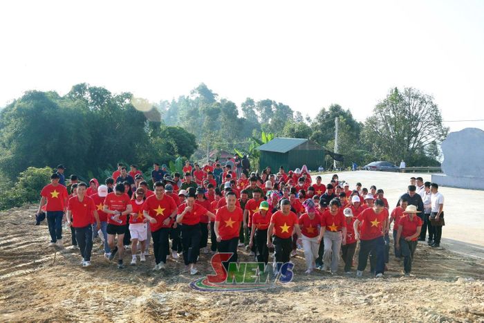 Các VĐV tham gia giải đi bộ “Khám phá Pha Đin - Theo dấu chân lịch sử”.