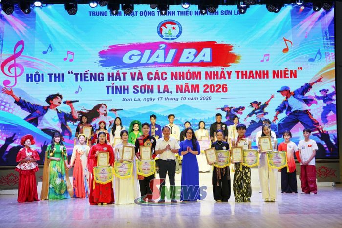 Ban tổ chức trao giải ba cho các thí sinh và nhóm nhảy.