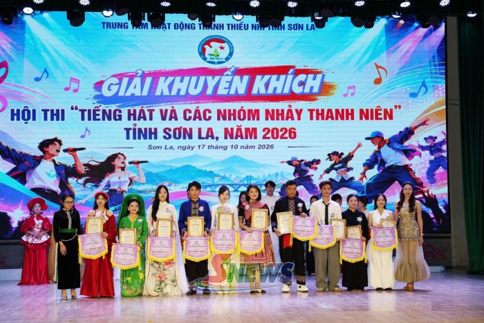 Ban tổ chức trao giải khuyến khích cho các thí sinh và nhóm nhảy.