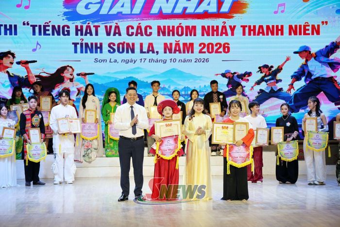 Ban tổ chức trao giải nhất cho các thí sinh và nhóm nhảy.