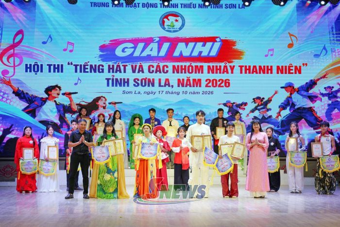 Ban tổ chức trao giải nhì cho các thí sinh và nhóm nhảy.