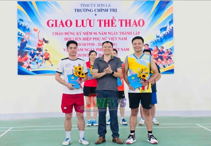 Ban tổ chức trao giải nhất cho các đội đoạt giải.