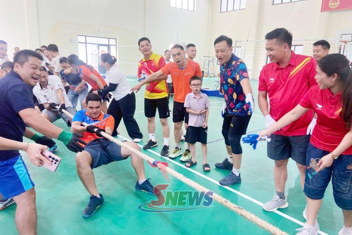 Nội dung thi kéo co được khán giả cổ vũ nhiệt tình.