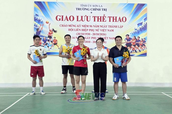 Ban tổ chức trao giải nhì cho các đội đoạt giải.