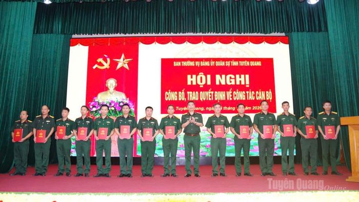 Đại tá Nguyễn Hoài Nam, Phó Bí thư Thường trực Đảng ủy Quân sự tỉnh, Chính ủy Bộ CHQS tỉnh, trao các quyết định công tác cán bộ.