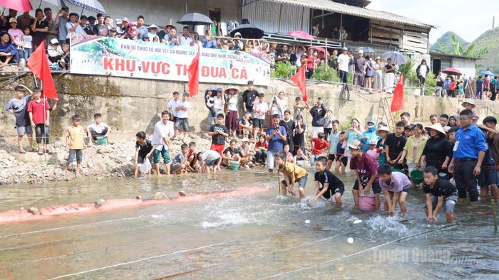 Độc đáo hoạt động đua cá thu hút nhiều sự quan tâm của người dân và du khách tại lễ hội.