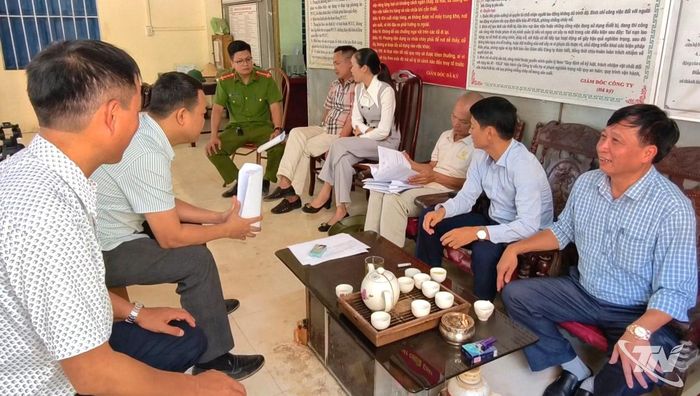 Đoàn kiểm tra của UBND xã La Hiên làm việc với đại diện doanh nghiệp và các bên liên quan để xem xét phản ánh của người dân về hoạt động nổ mìn khai thác đá.