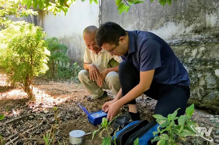 Đặt thiết bị đo rung chấn tại nhà ông Ngô Quốc Trung, xóm Cây Bòng, xã La Hiên, trong quá trình giám sát hoạt động nổ mìn khai thác đá.