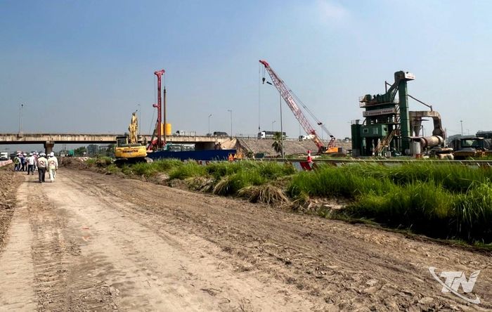 Đơn vị thi công đang thực hiện bóc dỡ lớp đất mặt nằm giữa tuyến C.T 07 để mở thêm 2 làn xe.
