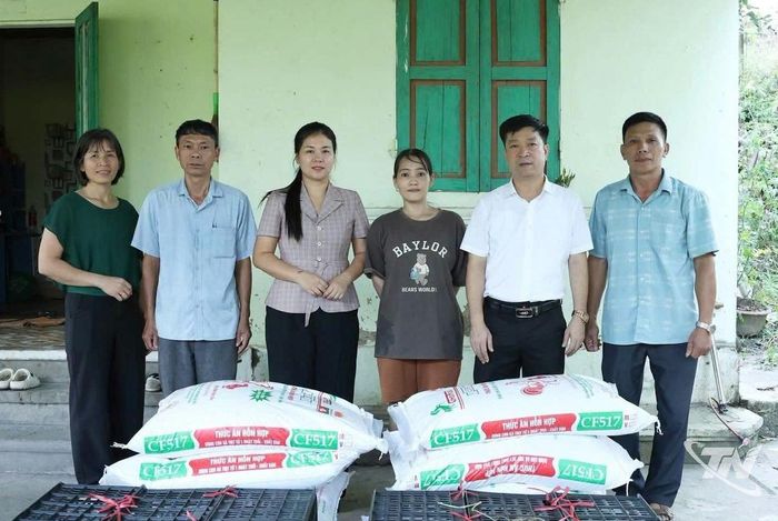 Đại diện lãnh đạo xã Phú Lương trao hỗ trợ sinh kế cho hộ nghèo.