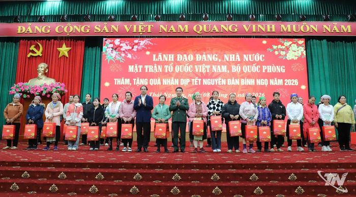 Đại tướng Phan Văn Giang, Ủy viên Bộ Chính trị, Phó Thủ tướng Chính phủ, Bộ trưởng Bộ Quốc phòng và đồng chí Trịnh Xuân Trường, Ủy viên Trung ương Đảng, Bí thư Tỉnh ủy Thái Nguyên trao quà tặng các hộ nghèo, hộ cận nghèo dịp Tết Nguyên đán Bính Ngọ (ngày 8/2/20260.