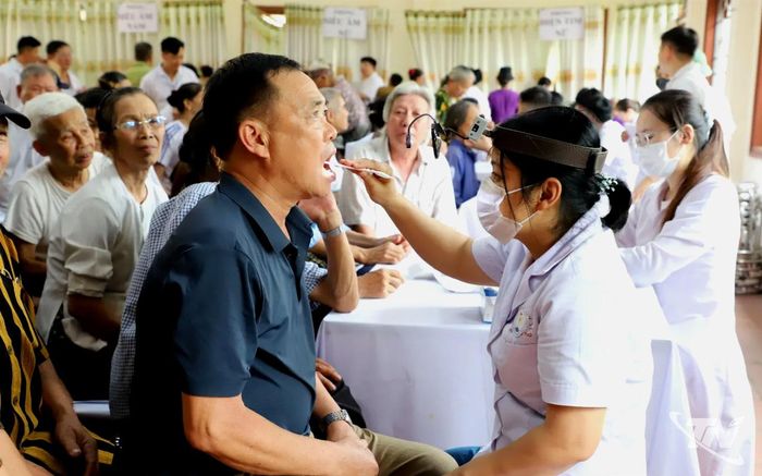 Các y, bác sĩ Bệnh viện Trung ương Thái Nguyên và Công ty CP Dược và Thiết bị y tế Hà Tuyên khám, tư vấn, cấp thuốc miễn phí cho người cao tuổi tại xã Kha Sơn.