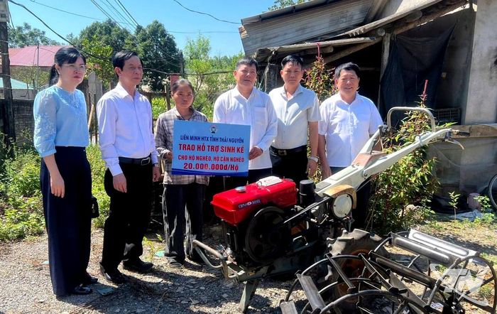 Liên minh Hợp tác xã tỉnh Thái Nguyên trao hỗ trợ sinh kế cho hộ nghèo, hộ cận nghèo tại xã Định Hóa.