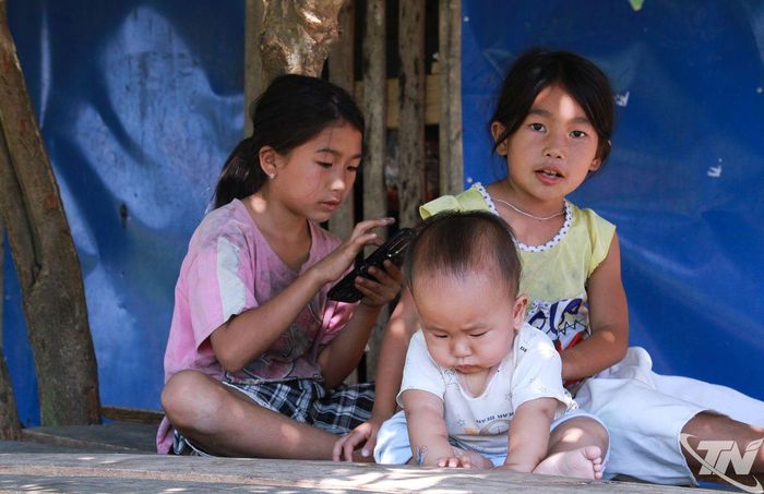 Trẻ em ở bản đã “dạn” hơn với người lạ khi nơi đây thường xuyên đón khách du lịch. Bản Tèn hiện có hơn 100 hộ đồng bào dân tộc Mông, vẫn còn giữ được nhiều nét văn hóa truyền thống.