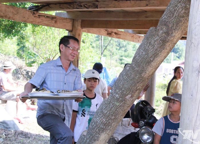 Một du khách vui vẻ tự phục vụ bữa ăn