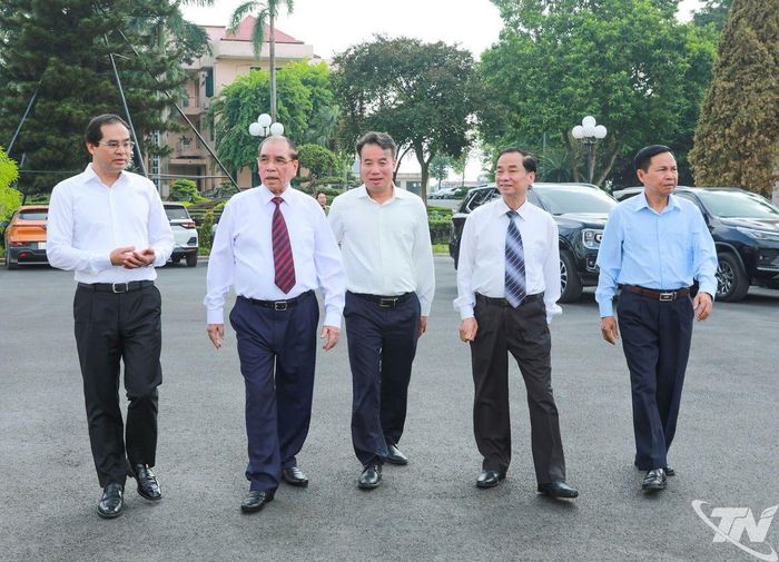 Các đại biểu tham quan khuôn viên Tỉnh uỷ Thái Nguyên.